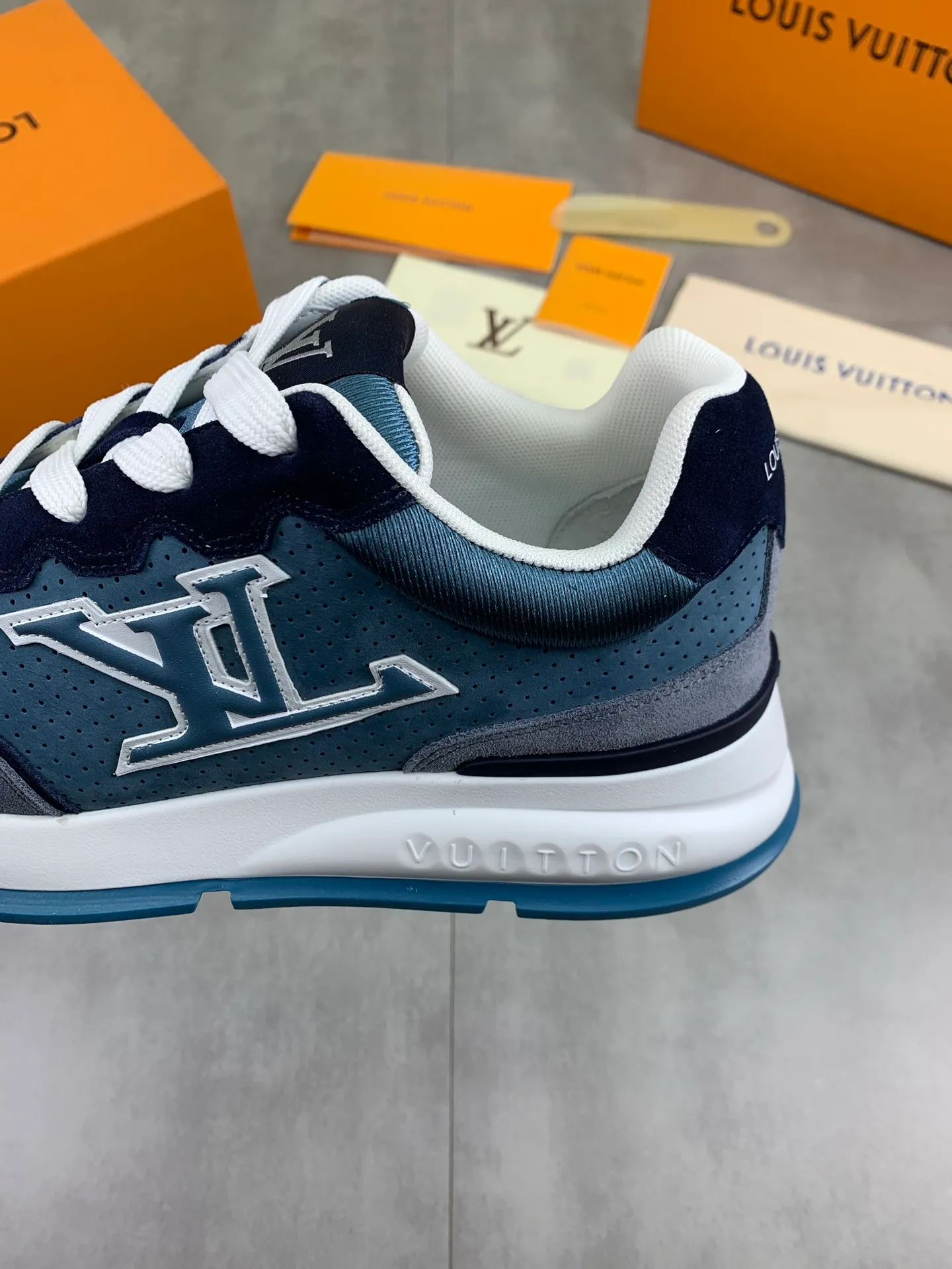 Factory price P700 💶 Top version [LOUIS VUITTON] Couple 🧑‍🤝‍🧑 Craftsman style Counter series (original order) New style 🍀LV Louis Vuitton - top version LV classic high-top trendy shoes! Made of imported original craft calfskin, original breathable lining, and original wear-resistant, lightweight, high-end TPU outsole! High quality products! 2️⃣ colors available, size: male 38-44 (45 46 customized)